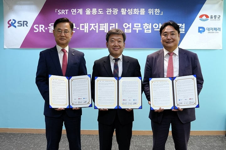 (왼쪽부터) 이종국 에스알 대표이사, 남한권 울릉군수, 김양욱 대저페리 대표이사.(사진=SR)