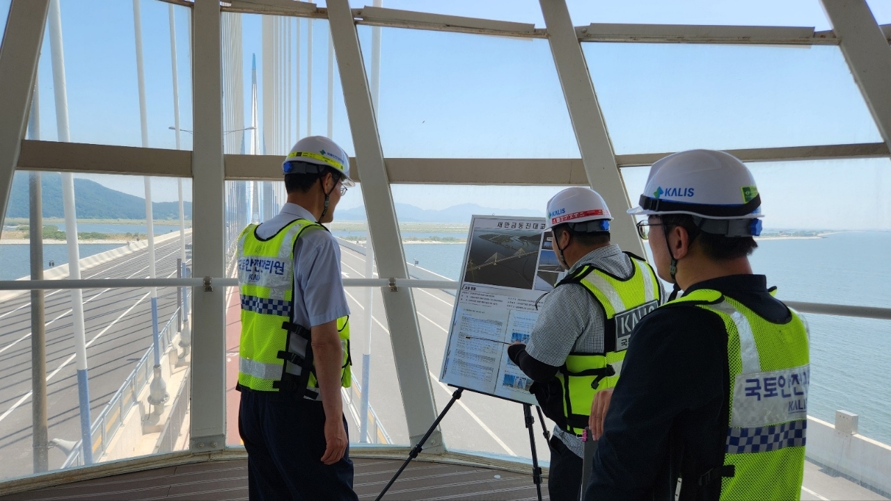 전망대에서 새만금동진대교 유지관리 현황에 대해 보고 받는 모습(좌측 김일환 원장).(사진=국토안전관리원)