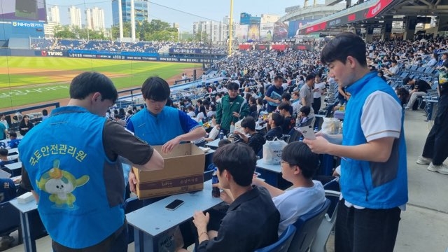 관리원 직원들이 야구장에서 아동들에게 간식을 나눠주고 있다.(사진=국토안전관리원)