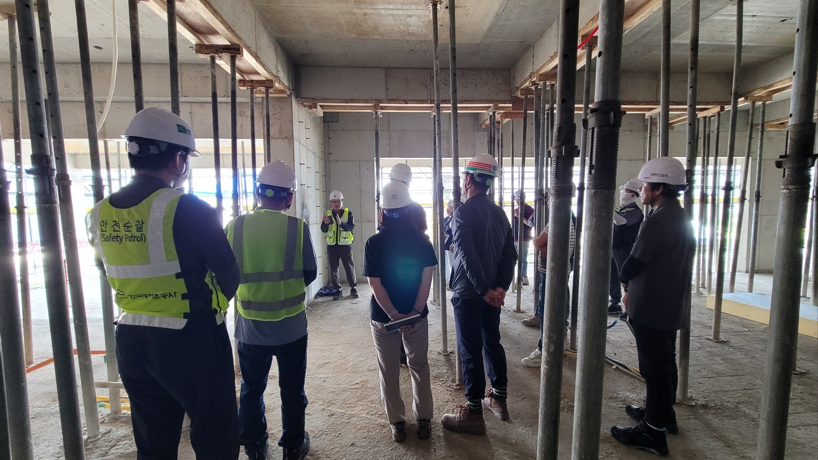 전북 군산시 개정면 기초생활거점 조성사업 현장 안전점검 모습.(사진=국토안전관리원)