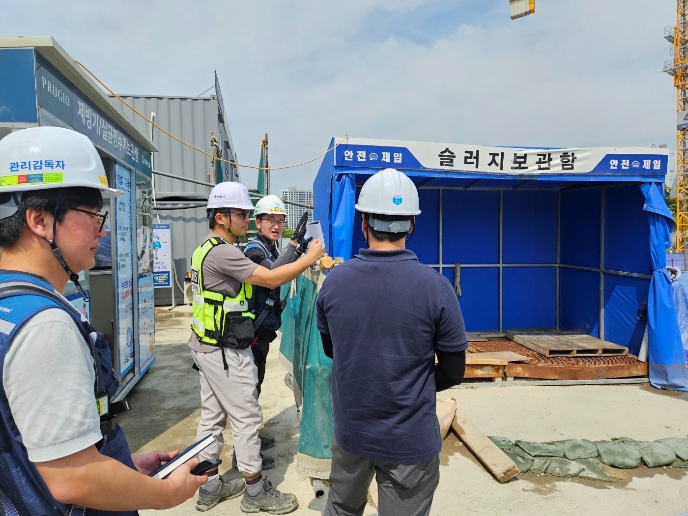 청주 테크노폴리스 S1BL 주상복합 건설현장 우기대비 배수로 합동점검.(사진=국토안전관리원)