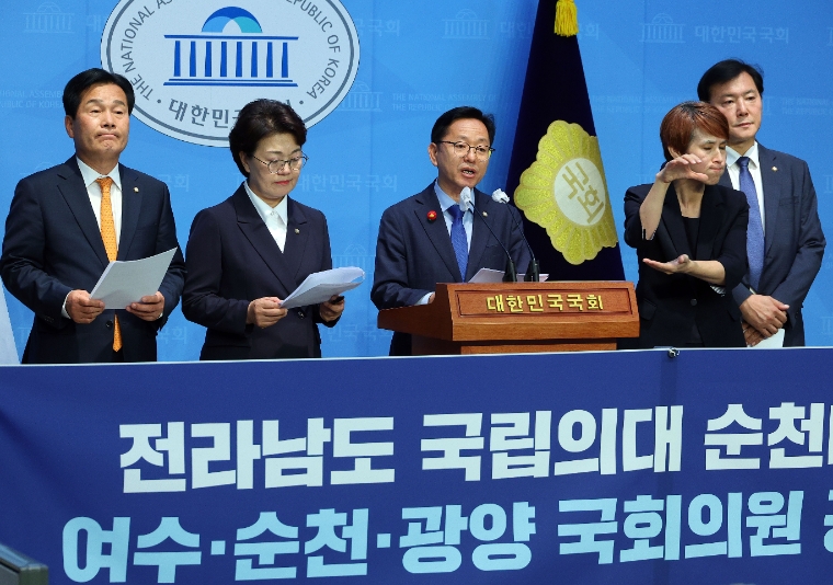 권향엽 (왼쪽 두번째) 국회의원 (사진=연합뉴스)