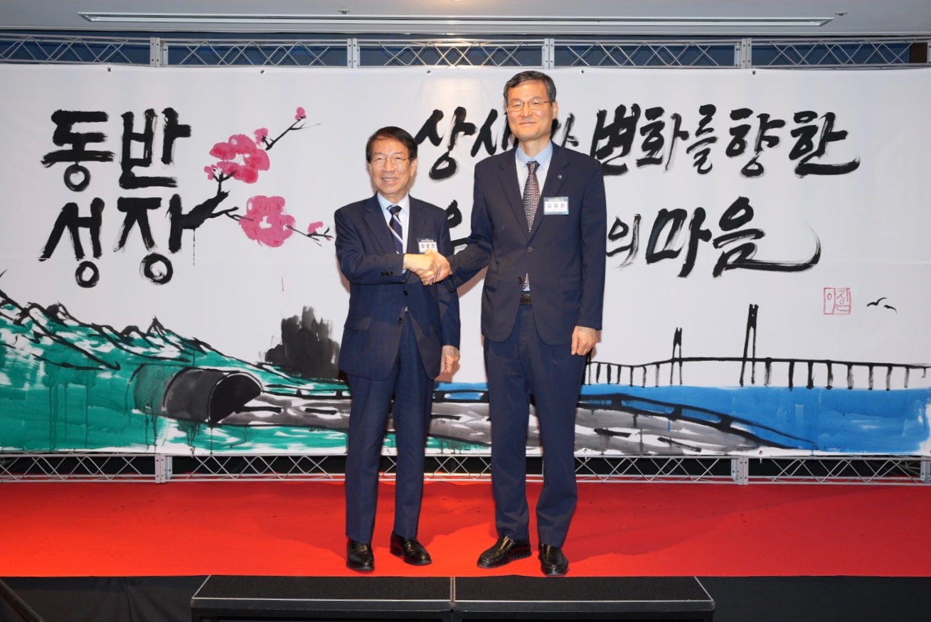 특별강연을 맡은 동반성장연구소 정운찬 이사장(왼쪽)과 국토안전관리원 김일환 원장(오른쪽).(사진=국토안전관리원)