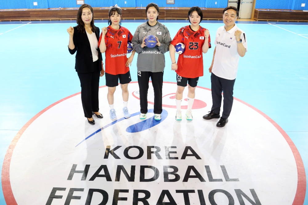 신한금융그룹(회장 진옥동)은 '2024 파리올림픽'에 출전하는 5개 후원 종목 국가대표팀에 격려금을 전달했다고 25일 밝혔다. 24일 오전 신한카드 문동권 사장은 올림픽핸드볼경기장에서 여자 핸드볼 국가대표팀을 만나 그룹의 격려금과 응원메시지를 전달했다. 문 사장이 여자 핸드볼 국가대표 우빛나 선수, 박새영 선수, 신은주 선수, 대한핸드볼협회 장리라 부회장(오른쪽부터)과 함께 대표팀의 선전을 기원했다. 사진=신한카드