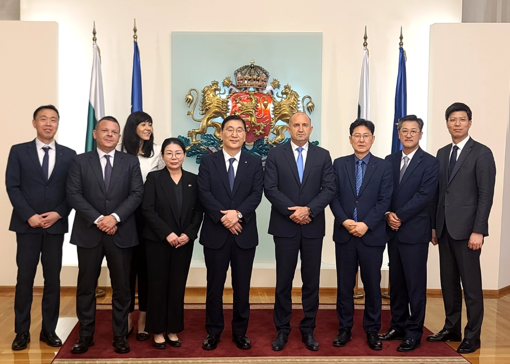 25일(현지시간) 윤영준 현대건설 사장이 루멘 라데프 불가리아 대통령과 면담하며 코즐로두이 원전 프로젝트 수행의 기반을 다졌다.(사진=현대건설)