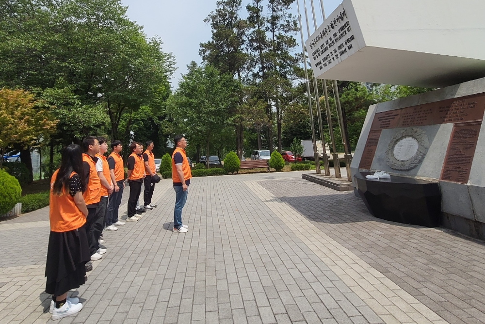 한화오션 직원들이 호국 보훈의 달 6월을 맞아 프랑스, 남아프리카공화국 등 6. 25 전쟁 UN참전국 기념비를 찾아 주변 정화활동을 하고 헌화했다.(사진=한화오션)