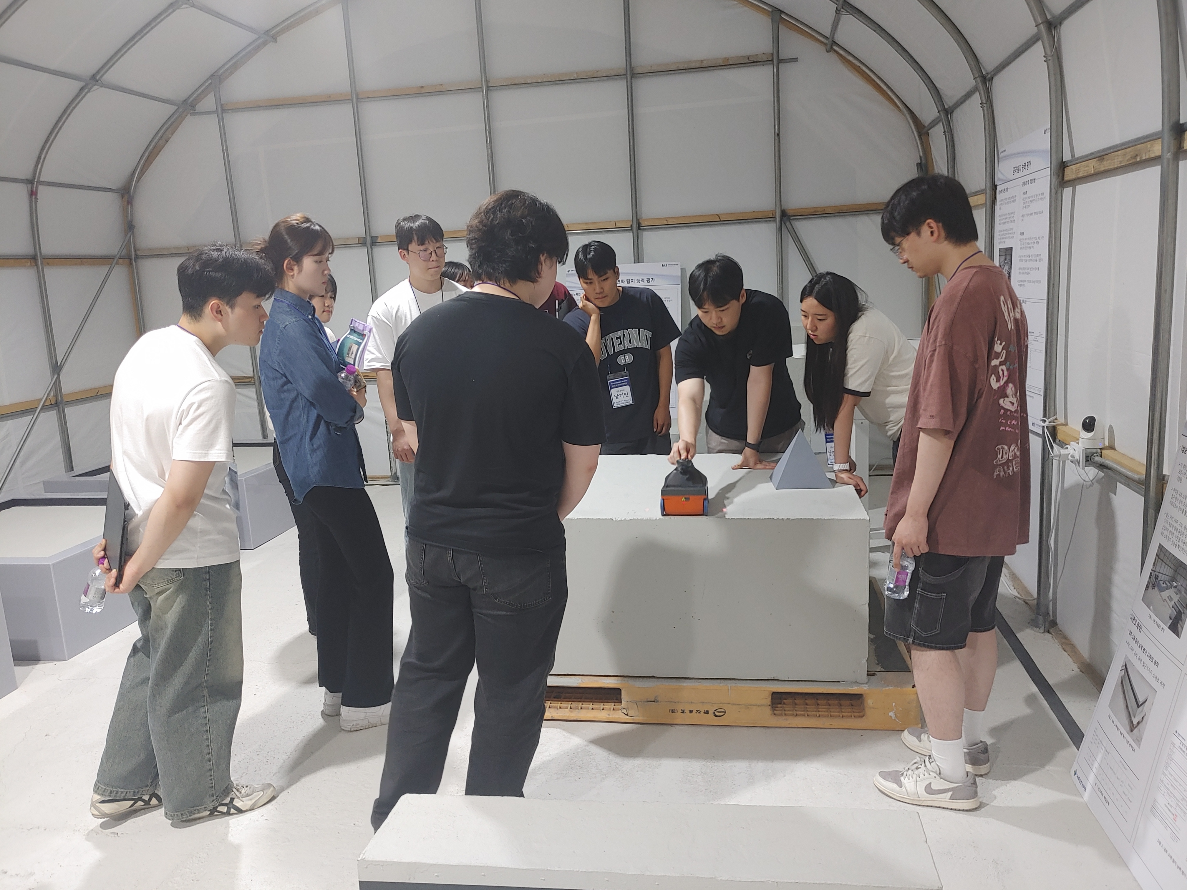 국토안전실증센터에서 실습중인 모습.(사진=국토안전관리원)