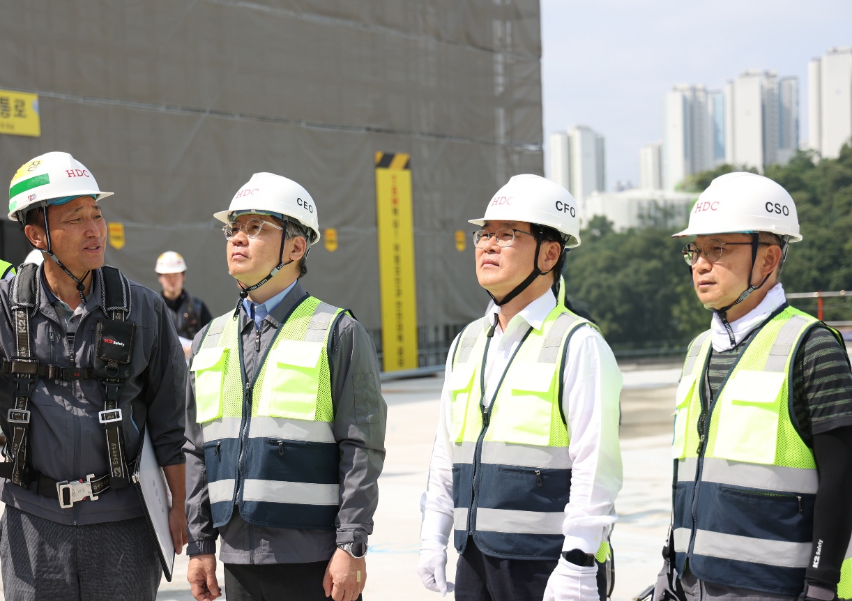 (왼쪽부터) HDC현대산업개발 김윤호 고덕아이파크디어반현장 소장, 최익훈 대표이사, 김회언 대표이사, 조태제 대표이사.(사진=HDC현대산업개발)