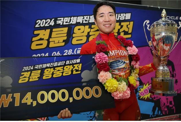 지난달 30일, 광명스피돔에서 열린 '국민체육진흥공단 이사장배 왕중왕전' 특선급 결승전에서 우승을 차지한 임채빈이 기념사진을 촬영하고 있다. (사진=국민체육진흥공단)