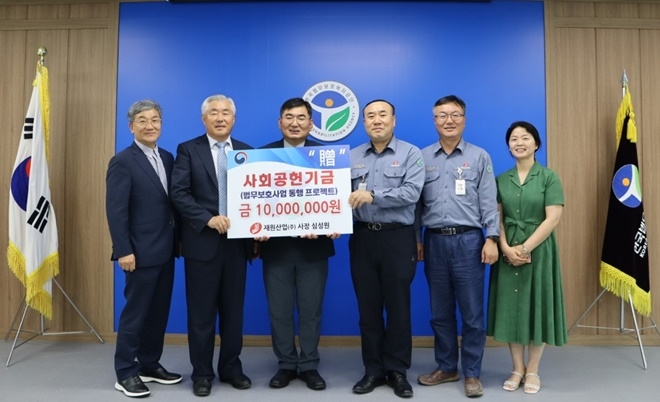 (사진 왼쪽에서 세번째 김한철 전남동부지부장 / 오른쪽에서 세번째 박경하 재원산업 부사장). (제공=한국법무보호복지공단 전남동부지부)