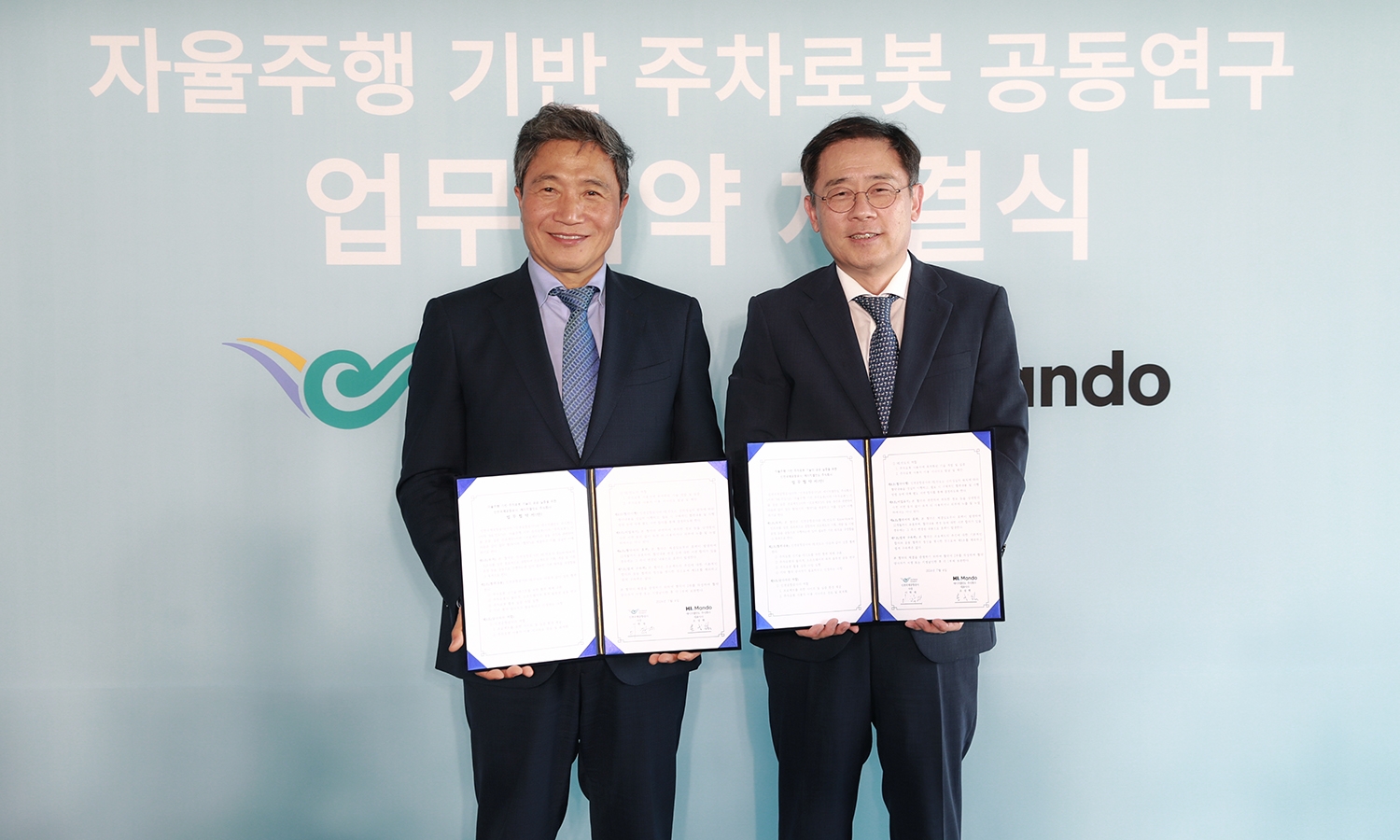 HL만도 조성현 부회장(오른쪽), 인천국제공항공사 이학재 사장(왼쪽)이 업무협약 체결 후 기념촬영을 하고 있다.(사진=HL만도)