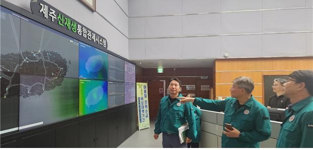 전력거래소 제주본부를 방문한 전력거래소 정동희 이사장(왼쪽에서 2번째). (사진=전력거래소)