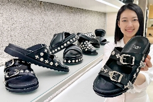 갤러리아百, '토가 비릴리스' 슬리퍼 출시