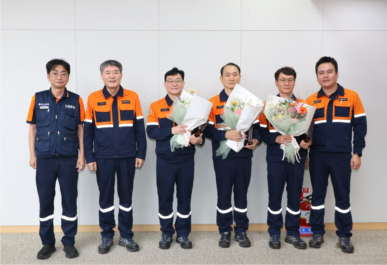 (왼쪽부터) 김성호 포스코노동조합 위원장, 이시우 포스코 대표이사 사장, 서정훈 과장, 이원종 파트장, 정원채 파트장, 이본석 포스코 노경협의회 전사 근로자 대표.(사진=포스코)