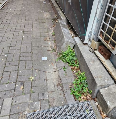 미관광장4호 주변 정위치를 자리잡지 못하고 방치된 경계석과 떨어진 철망조각