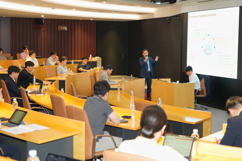 17일 오후 서울 여의도 유진투자증권 본사에서 열린 SK오션플랜트 기업설명회에서 이승철 대표이사가 참석자들을 대상으로 향후 성장 전략에 대해 설명하고 있다.(사진=SK오션플랜트)