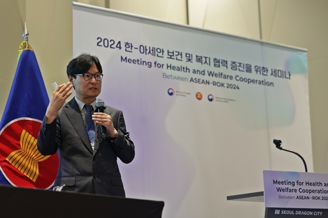 한-아세안 세미나에서 강연하는 옥철호 연구부원장.(제공=고신대병원)