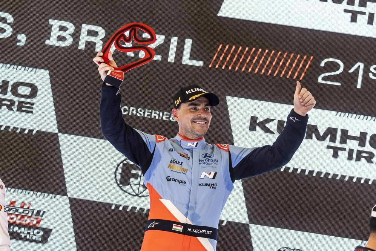 노버트 미첼리즈 선수가 7월 19~21일 열린 '2024 TCR 월드 투어' 브라질 레이스에서 우승을 차지하고 기뻐하는 모습.(사진=현대자동차)
