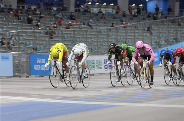 광명스피돔에서 열린 특선급 경주에서 임채빈이 가장 앞서 결승선을 향해 달리고 있다.(사진=국민체육진흥공단)