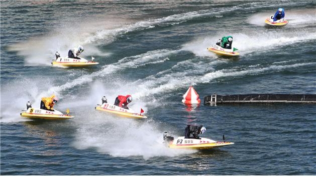 미사리경정장에서 출전 선수들이 반환점을 돌며 경합을 벌이고 있다.(사진=국민체육진흥공단)