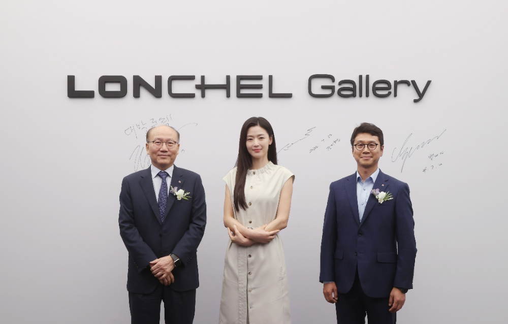 22일 서울 강남구 삼성동 '론첼 갤러리'에서 열린 오픈 행사에서 LX하우시스 한명호 사장(사진 왼쪽), B2B담당 박대진 이사(오른쪽), 광고모델 배우 전지현氏가 오픈 기념 사진을 찍고 있는 모습.(사진=LX하우시스)