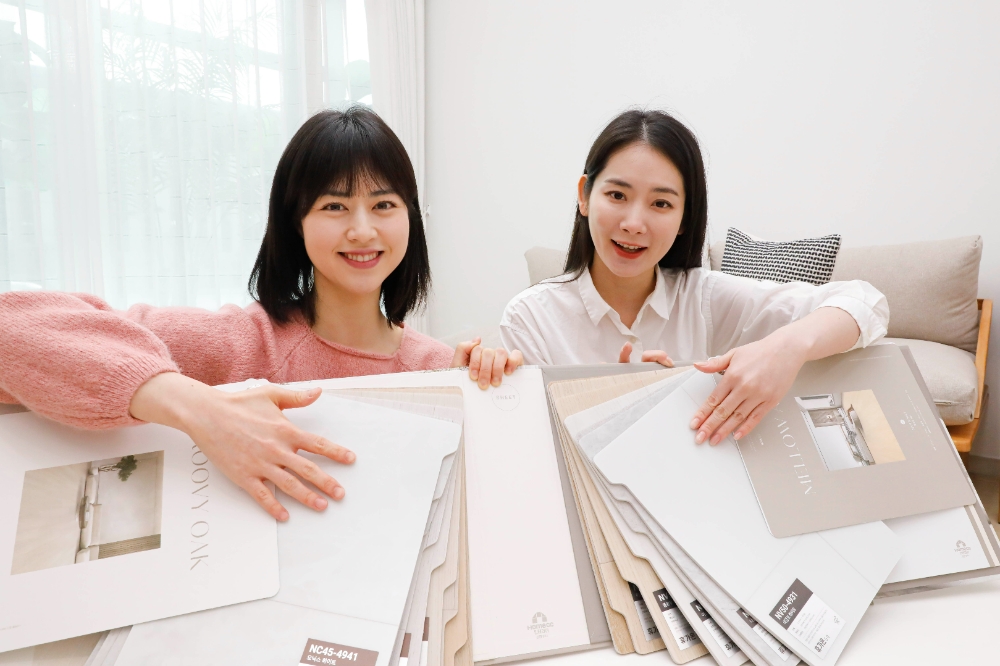 모델이 반려동물 제품 인증을 획득한 kcc글라스 홈씨씨 인테리어의 '숲 휴가온' 바닥재를 소개하고 있다.(사진=KCC글라스)