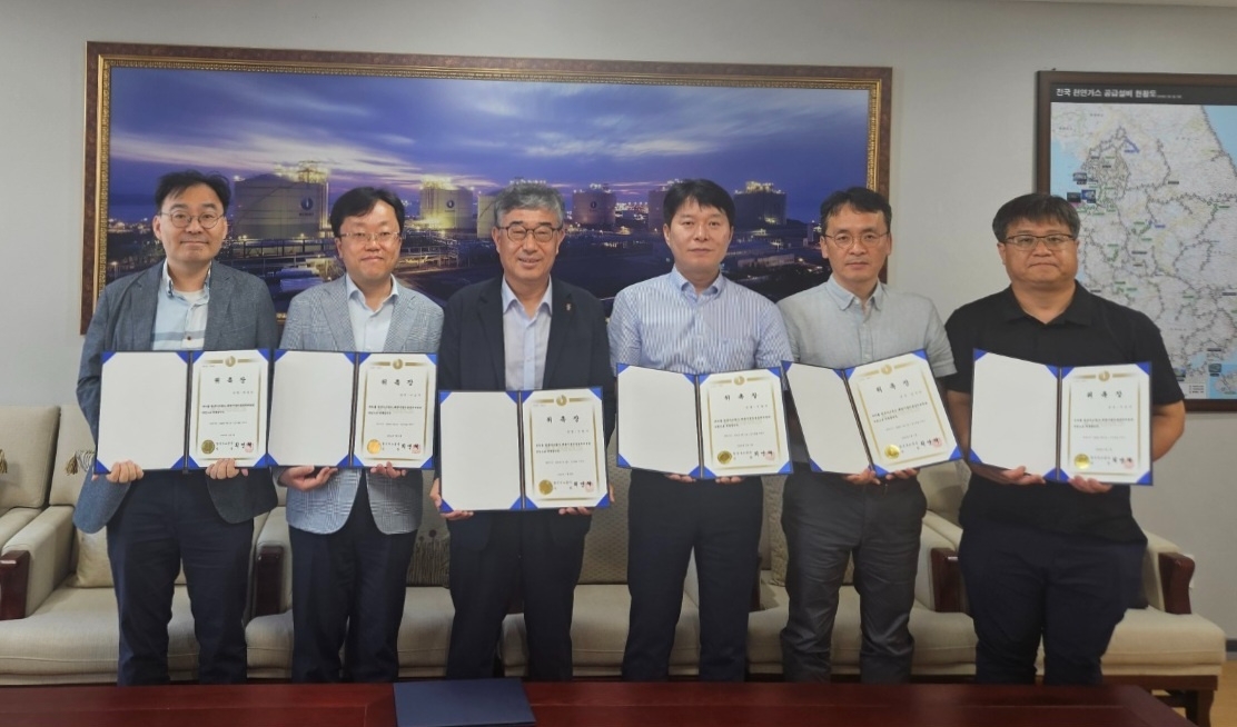 기념사진.(왼쪽에서 세번째 안완기 한국생산성본부 회장). (사진= 한국가스공사)