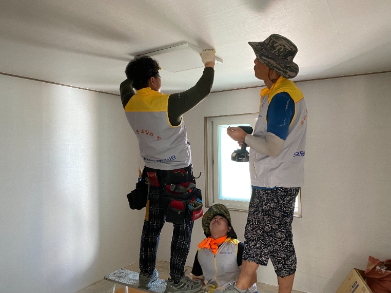 동서발전, 울산 한부모·다자녀 가정에 단열·도배공사 시행