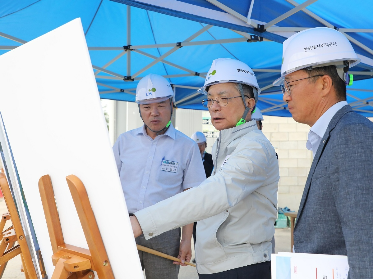 31일(수), 이한준 LH 사장이 남양주왕숙 지구와 구리갈매역세권지구를 방문해 사업 추진현황을 점검하고 있다.(사진=LH)