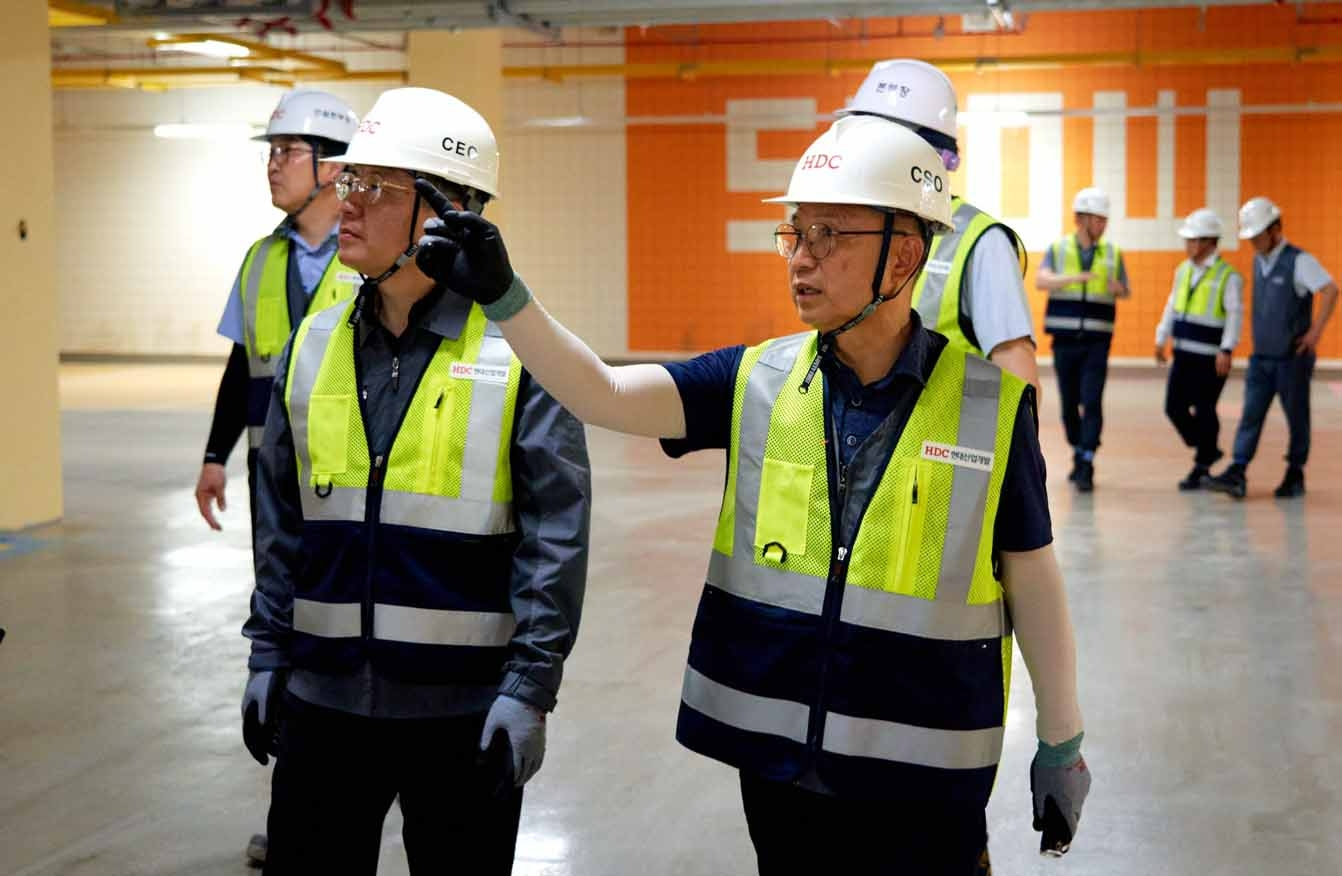서울시 성동구 서울숲 아이파크 리버포레 현장에서 조태제 HDC현대산업개발 대표이사와 최익훈 대표이사 등 주요 경영진이 여름철 폭염 대비 옥외 근로자 온열질환 예방을 위한 안전점검을 시행하고 있다.(사진=HDC현대산업개발)