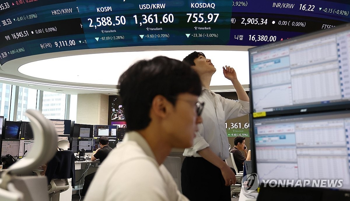 코스피가 미국 경기 침체 공포를 반영하면서 2거래일 연속 2% 넘게 하락 출발하며 2,600선 붕괴된 5일 서울 중구 하나은행 딜링룸에서 직원들이 업무를 보고 있다. 사진=연합뉴스