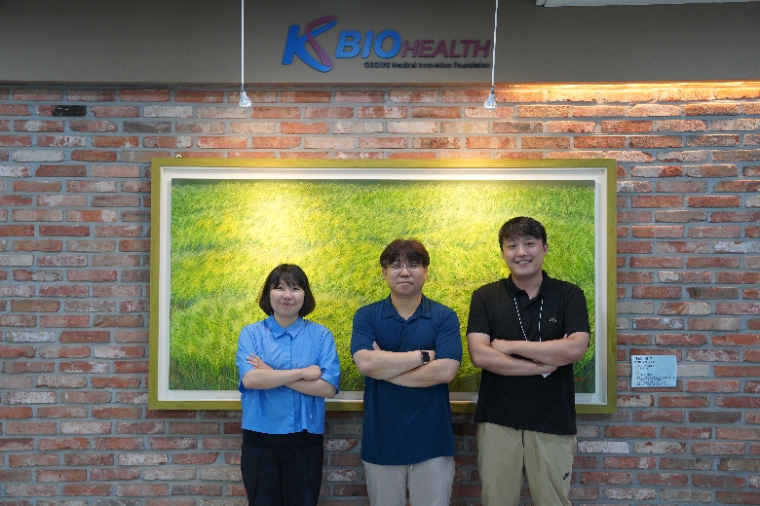 (왼쪽부터)‘한국기초과학지원연구원’ 조미영 연구원(제1저자), ‘오송첨단의료산업진흥재단’ 노영욱 박사(교신저자), ‘오송첨단의료산업진흥재단’ 조영우 박사 (제1저자/교신저자). 사진=한국연구재단