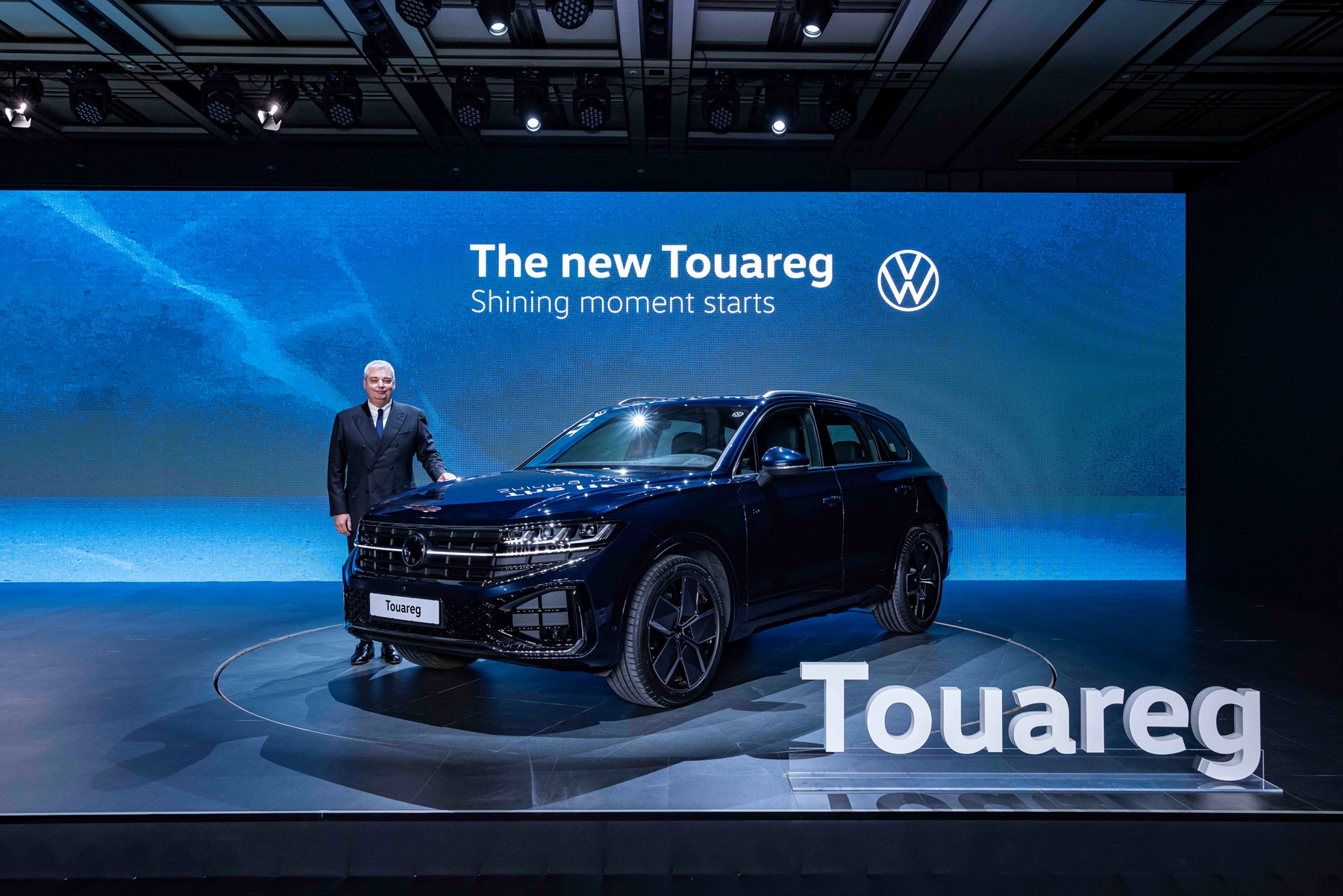 폭스바겐 신형 투아렉 런칭행사에서 틸 셰어(Till Scheer) 폭스바겐그룹코리아 대표이사 사장이 기념촬영을 하고 있다.(사진=폭스바겐코리아)