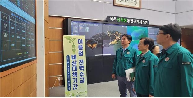 김홍근 전력거래소 부이사장(가운데)이 전력수급상황을 긴급점검하고 있다.(사진=전력거래소)