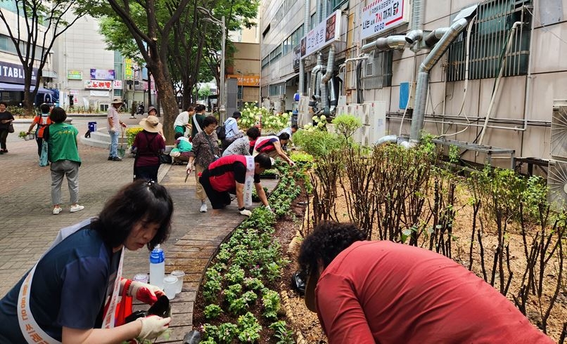 연수2동 통장 자율회, 주민자치회, 새마을부녀회 등 자생 단체 회원들과 구청 공원녹지과 직원 및 구민 정원사 등 약 60여 명이 행사에 참여하여 쉼터 화단에 목수국, 휴케라, 메리골드 등 10여 종의 화초를 심어 청결한 쉼터를 조성하고 있다.