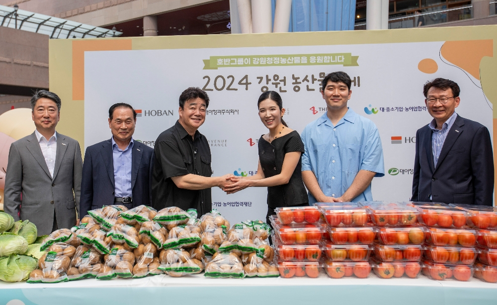 (왼쪽부터) 대아청과 이상용 대표이사, 호반프라퍼티 박재욱 대표이사, 더본코리아 백종원 대표, 호반프라퍼티 김윤혜 총괄사장, 호반산업 김민성 전무, 아브뉴프랑 강신주 대표.(사진=호반그룹)