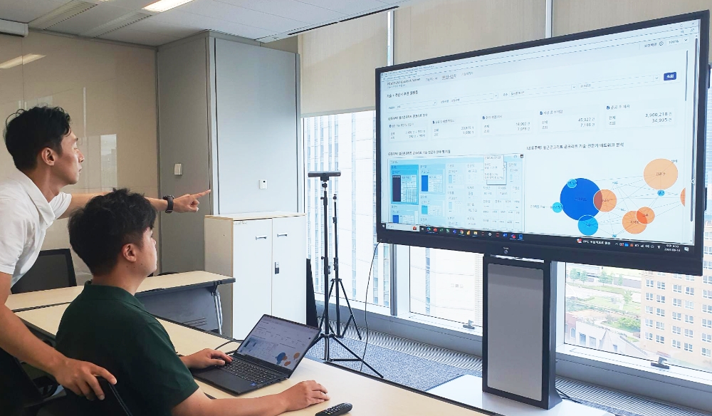 생성형 AI를 활용한 건설 지식 DB 서비스 활용 장면.(사진=포스코이앤씨)