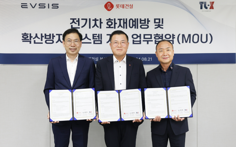 롯데건설 이재영 기전사업실장(가운데)이 이브이시스 오영식 대표이사(왼쪽), ㈜티엘엑스 최종석 대표이사(오른쪽) 와 업무협약 체결 후 기념촬영을 하고 있다.(사진=롯데건설)