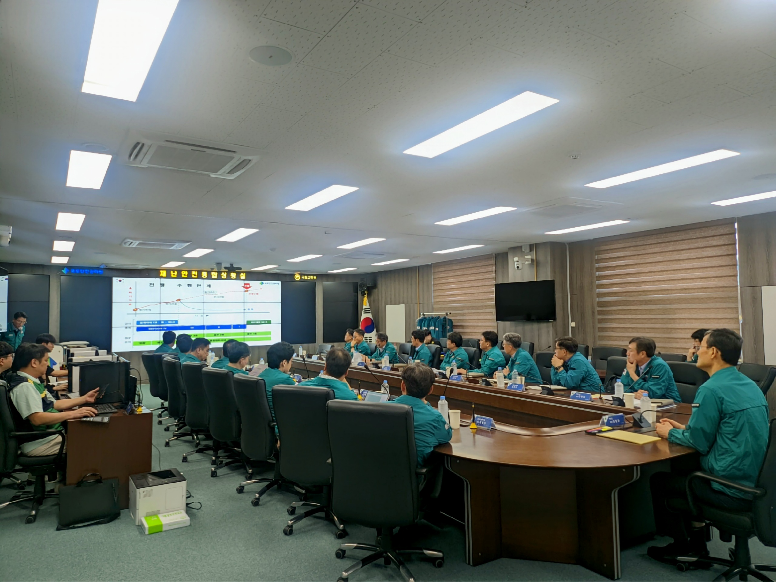 최초 상황보고 회의가 진행중인 모습(우측 1인석 김일환 원장). (사진=국토안전관리원)