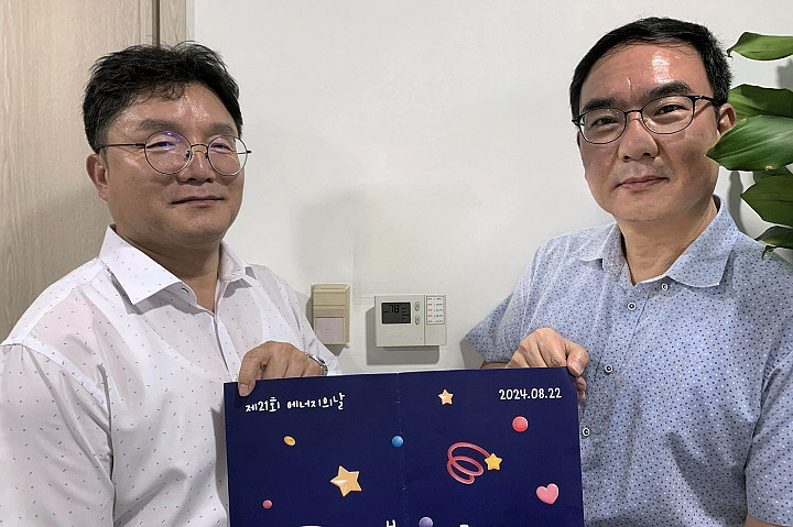 에스알(SR, 대표이사 이종국)은 22일(목) 에너지의 날을 맞아 서울 강남구 본사사옥 등 전국 모든 사업장에서 오후 2시부터 1시간 동안 냉방기 가동을 멈추고, 밤 9시부터 5분간 실내등을 소등하는 ‘불을 끄고 별을 켜다’ 캠페인에 참여했다.(사진=SR)