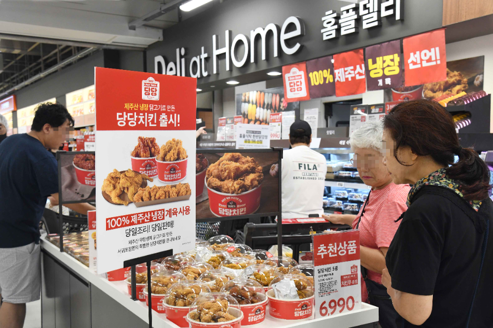 22일 리뉴얼 오픈 시간에 맞추어 방문한 고객들이 쇼핑하고 있다. 사진=홈플러스