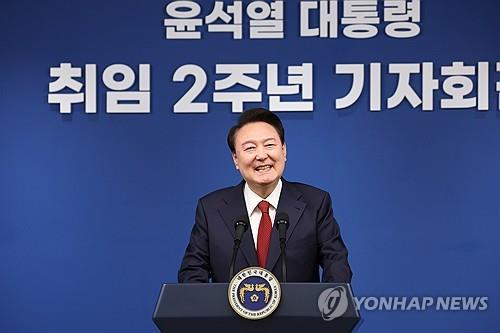 윤석열 대통령이 2024년 5월 9일 오전 서울 용산 대통령실 청사 브리핑실에서 열린 '윤석열정부 2년 국민보고 및 기자회견'에서 취재진 질문에 답하고 있다. 사진=연합뉴스
