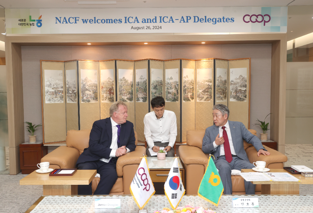 강호동 농협중앙회장(오른쪽)이 26일 오후 농협중앙회 본관에서 예룬 더글라스 ICA(국제협동조합연맹) 사무총장과 환담하고 있다. 사진=농협중앙회