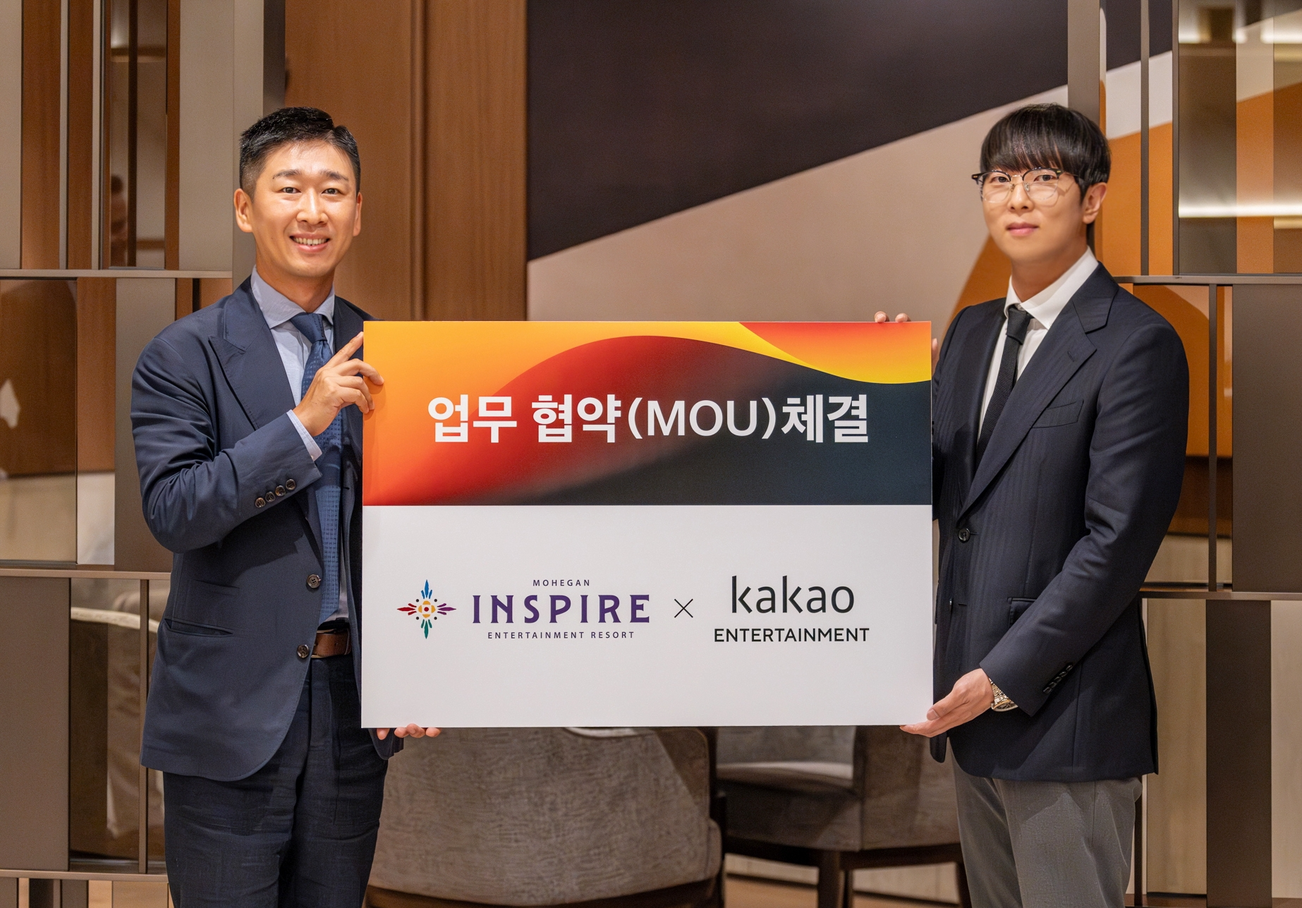 23일 모히건 인스파이어 엔터테인먼트 리조트에서 열린 업무협약식에 참석한 모히건 인스파이어 첸 시 대표(좌측)와 카카오엔터테인먼트 장윤중 대표(우측)의 모습. 사진=카카오엔터테인먼트