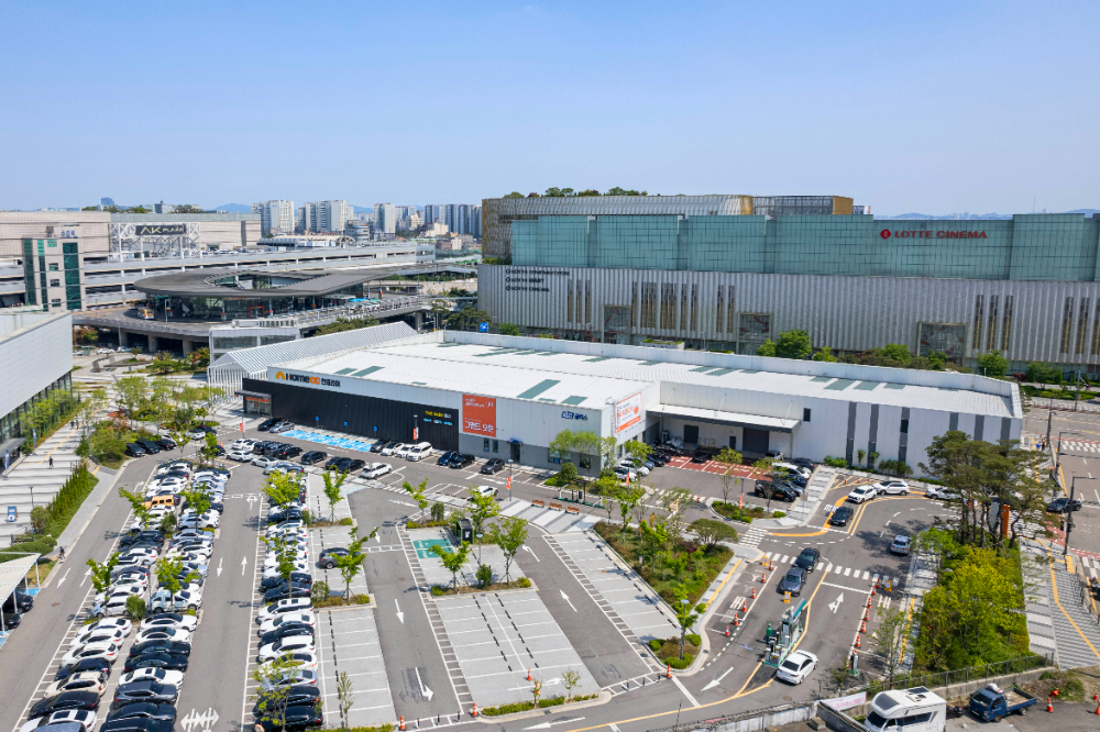 지난 5월 문을 연 수원 최대 규모의 인테리어 전문 매장인 '홈씨씨 인테리어 수원점'.(사진=KCC글라스)