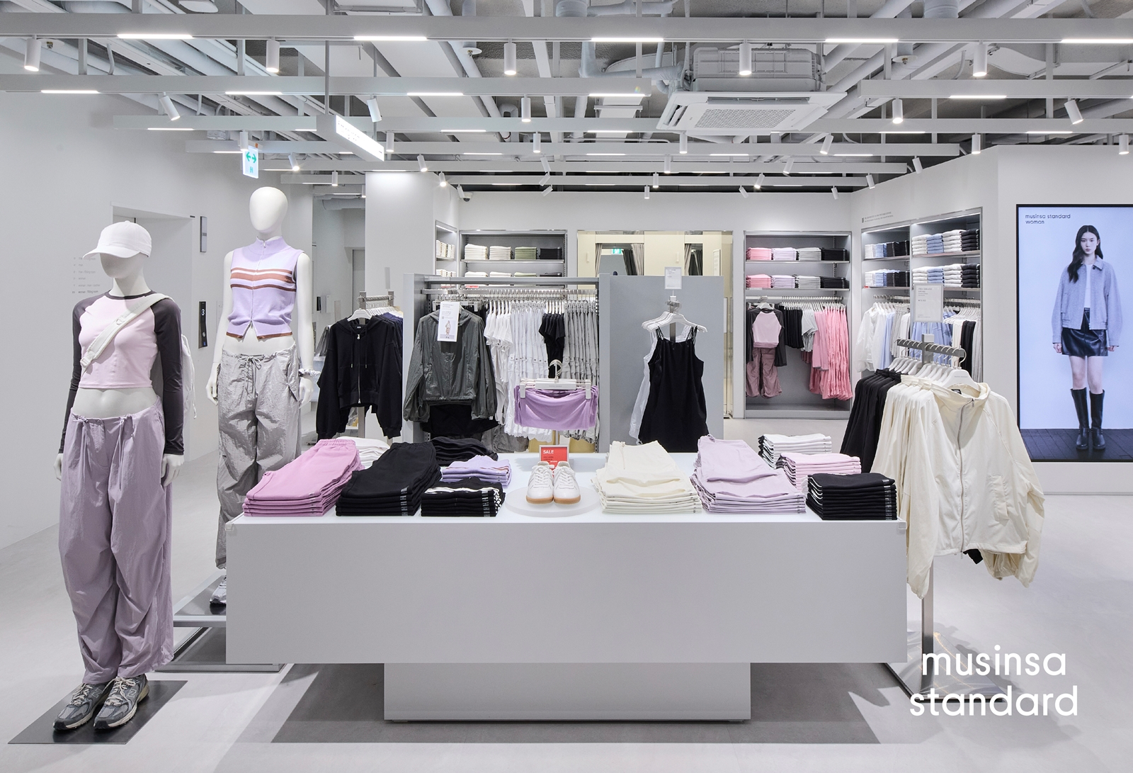 무신사 스탠다드, 갤러리아백화점 광교점 열어