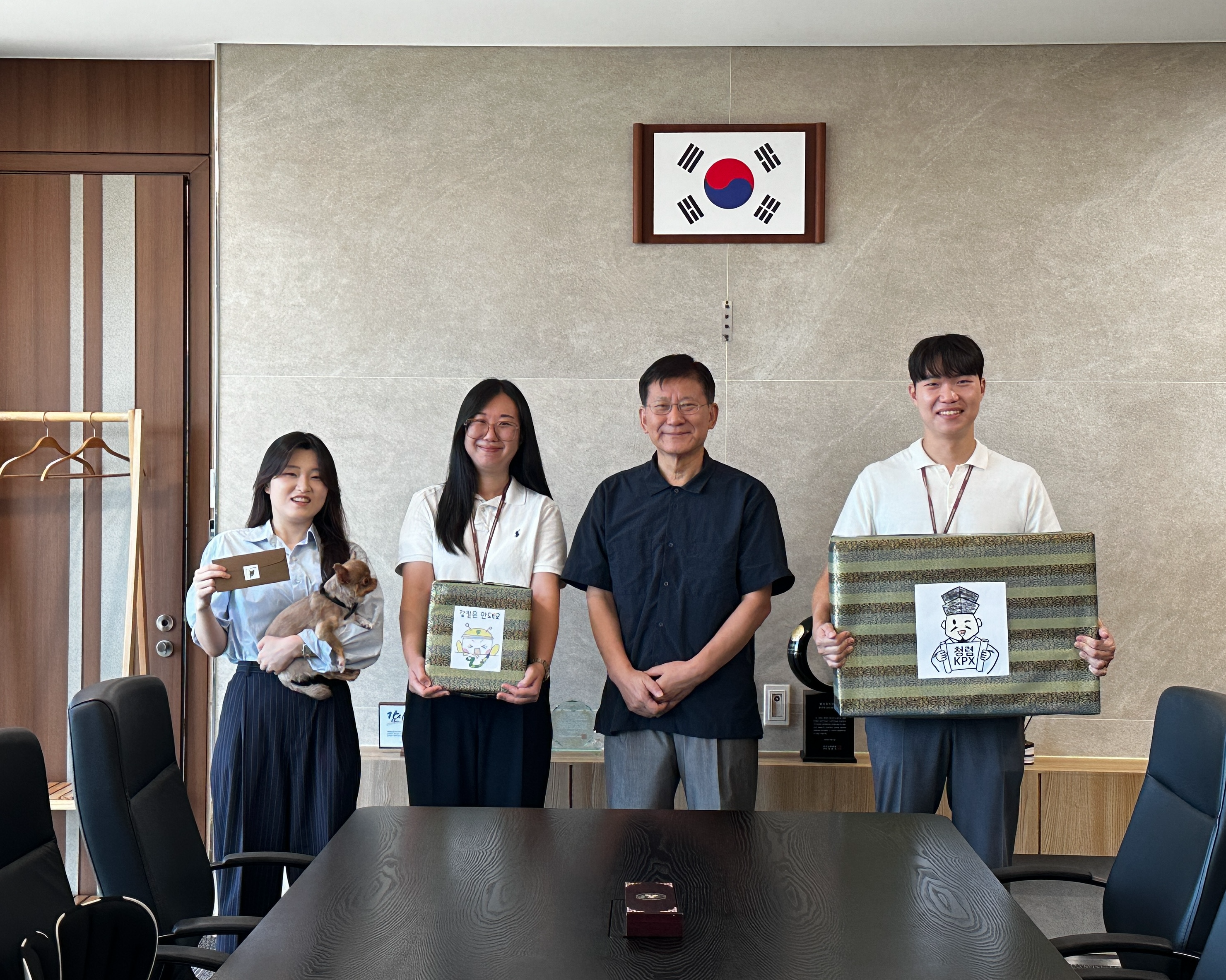 직원들이 직접 창작한 청렴 이모티콘으로 MZ형 청렴소통을 강화 기념사진 전경,(사진=전력거래소)