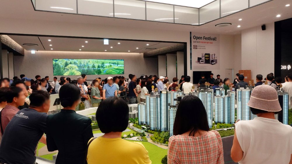 용인 푸르지오 원클러스터 1단지 견본주택 오픈 당시 내부 모습.(사진=대우건설)