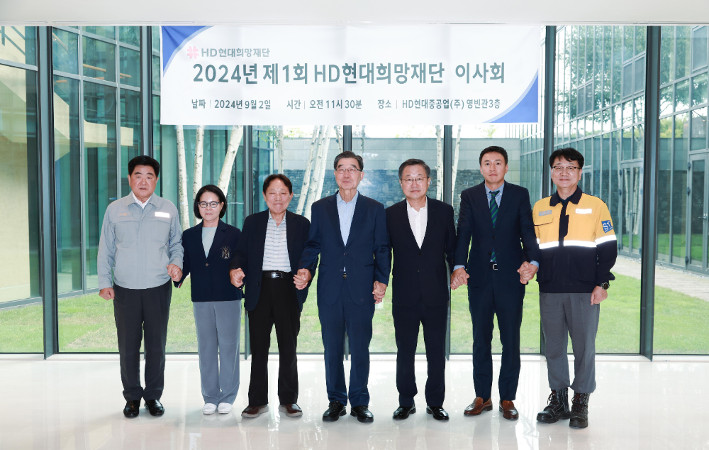 (왼쪽에서부터) 권오갑 HD현대 회장, 전순옥 전 국회의원, 이환경 전 한국방송작가협의회 이사장, 이기권 전 고용노동부 장관, 김우찬 법무법인 동헌 대표변호사, 김재헌 삼일회계법인 상무, 노진율 HD현대중공업 사장.(사진=HD현대중공업)