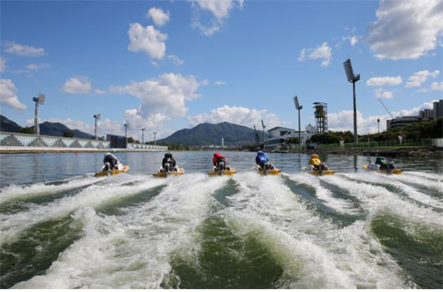 미사리경정장에서 선수들이 계류대를 출발해 경주에 출전하고 있다.(사진=국민체육진흥공단)
